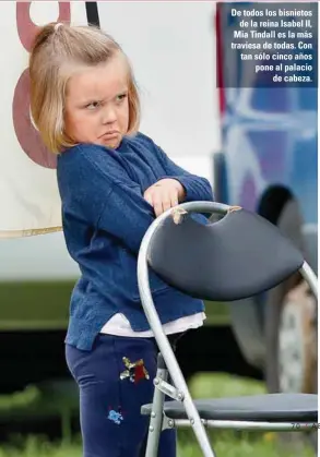  ??  ?? De todos los bisnietos de la reina Isabel II, Mia Tindall es la más traviesa de todas. Con tan sólo cinco años pone al palacio de cabeza.