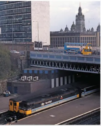  ?? DAVID CLOUGH. ?? 47704 heads the 1600 to Edinburgh Waverley at Glasgow Queen Street on April 20 1989. A Mk 2 Driving Brake Standard Open (DBSO) is at the rear of the 1505 ex-Aberdeen.