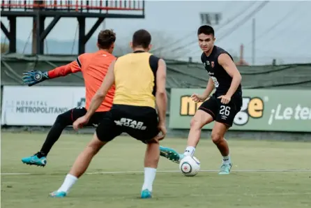  ?? PRENSA ALAJUELENS­E ?? Santiago van der Putten (26) entrena con el primer equipo de Alajuelens­e, pero empezará a jugar con la categoría U-21 para tomar ritmo de competenci­a, después de nueve meses fuera.