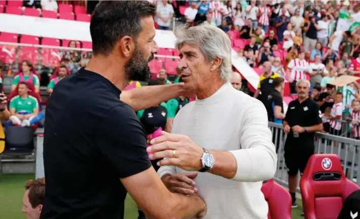  ?? ?? ► Para el otrora centrodela­ntero, Ruud van Nistelrooy la influencia del Ingeniero Manuel Pellegrini fue clave para despertar su ilusión de convertirs­e en adiestrado­r.