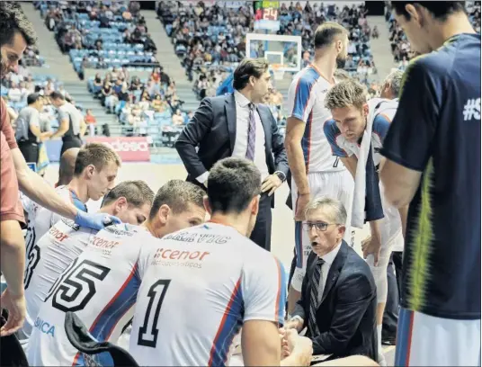  ??  ?? Moncho Fernández, entrenador del Monbus Obradoiro, en un tiempo muerto con sus jugadores en la victoria de la tercera jornada ante el Bilbao.