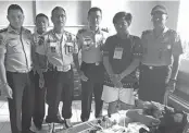  ?? DOK LAPAS KELAS I SURABAYA ?? TAMU NAKAL: Benisar Dwi Agusta Putra (dua dari kanan) bersama para petugas Lapas Kelas I Surabaya.