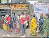  ?? SATISH BATE/HT PHOTO ?? People wait to collect foodgrains in Mumbai.