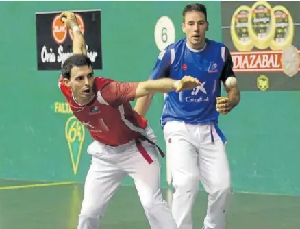  ?? Foto: Iker Azurmendi ?? Jokin Altuna golpea con la derecha en el frontón Astelena de Eibar.