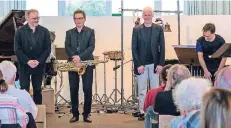  ??  ?? Das Trio Accanto bot eine Kompositio­n von Rolf Riehm (2.v.r.) dar, der zum Schluss auf die Bühne kam.