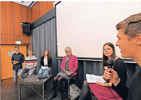  ?? RP-FOTO: EVERS ?? Die Diskussion führten Silas Berthelé, Lukas Post, Chantal Groß, Margret Voßeler-Deppe, Jutta Siemons und Jonas Spliethoff (v. l.).