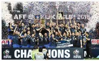  ??  ?? Thailand’s football players lift the AFF Suzuki Cup after winning the second leg of the final between Thailand and Indonesia 2-0 at Rajamangal­a Stadium in Bangkok on Saturday. (AFP)