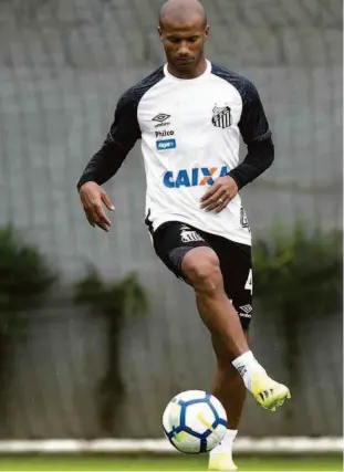  ?? Ivan Storti/santosfc ?? Carlos Sánchez recebeu punição após agredir um gandula na semifinal da Copa Sul-americana, em 2015, mas não cumpriu a suspensão imposta pela Conmebol