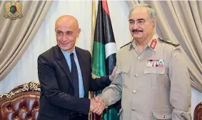  ??  ?? Insieme Una foto dell’incontro tra Minniti e il generale Haftar postata dalle autorità di Bengasi su Facebook