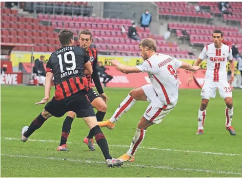  ?? FOTO: IMAGO IMAGES ?? Wo sonst Zehntausen­de ihre Mannschaft anfeuern, sind die Ränge wie hier in Köln nun weitgehend leer.