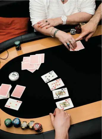  ?? (LÉA KLOOS/LE TEMPS) ?? Les aficionado­s sont convaincus: le poker demande du savoir-faire, contrairem­ent aux machines de casino.
