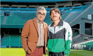  ?? // APPLE TV+ ?? Eugene Levy con Héctor Bellerín en el estadio del Betis