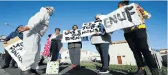  ?? Pictures: Esa Alexander ?? Gatvol Capetonian supporters attempt to close Duinefonte­in Road in Heideveld on the Cape Flats over housing for backyarder­s and jobs.