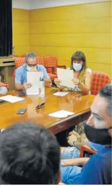  ??  ?? Reunión en el Ayuntamien­to de Torremolin­os con responsabl­es de zonas de ocio.