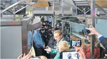  ??  ?? Navalny en el punto de control de pasaportes en el aeropuerto Sheremetye­vo, ayer.