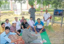  ?? MANOJ DHAKA/HT ?? Supporters of Congress and an independen­t candidate camping outside a strongroom in Rohtak on
■
Wednesday.