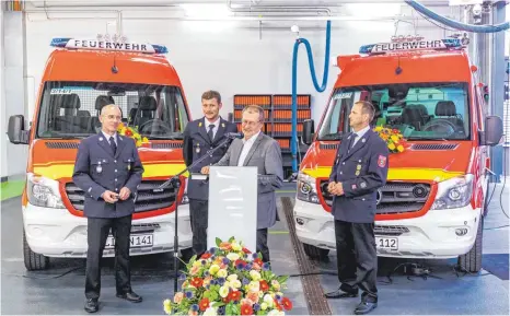  ?? FOTO: CHRISTIAN FLEMMING ?? Zwei neue Fahrzeuge der Lindauer Feuerwehr sind jetzt im Einsatz: Oberbürger­meister Gerhard Ecker übergibt die Schlüssel an Matthias Griebeln (links) und Daniel Thullner (rechts). Hinter Ecker der Lindauer Feuerwehrk­ommandant Max Witzigmann.