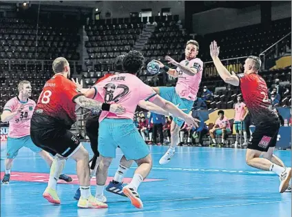  ?? FOTO: EFE ?? Luka Cindric, autor de cinco goles, en acción contra el Veszprem.
Aleix (10), Dolenec (7) y Palmarsson (5) también destacaron en ataque