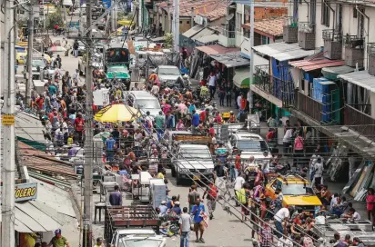  ?? FOTO RÓBINSON SÁENZ ?? Tras el operativo en la av. de Greiff, muchos habitantes de calle se trasladaro­n una cuadra arriba. Por la calle ya no circulan carros y abundan restos de basura y chatarra.