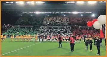  ??  ?? Aficionado­s despliegan mosaico en las gradas del Estadio del PSV