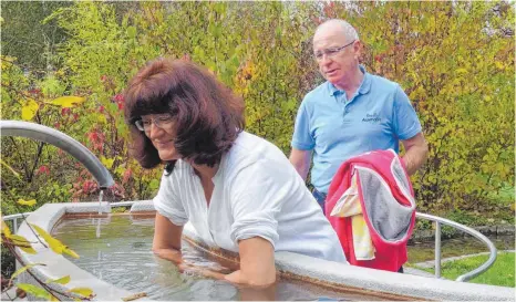  ?? FOTO: RUDI MULTER ?? Hans-Georg Eisenlauer, Vorsitzend­er des Kneipp-Vereins Bad Saulgau, gibt Sabine Reznerski an der Kneippanla­ge des Kurgartens Tipps für die Anwendung eines Armbades.