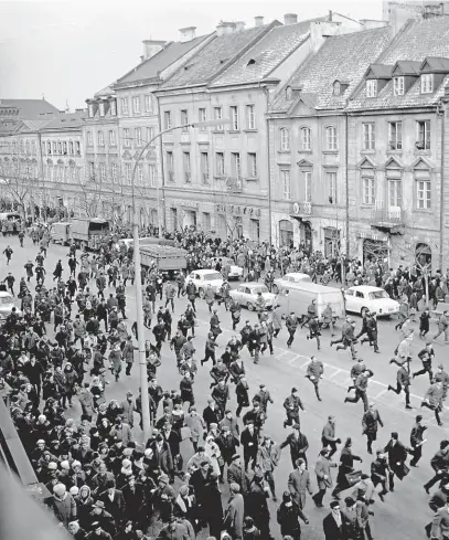  ?? Studenty, kteří protestova­li proti vyhození svých kolegů z univerzity, brutálně napadli „varšavští dělníci“– pravděpodo­bně neuniformo­vaní policisté (Varšava, 8. března 1968). FOTO ČTK/ PAP/ TADEUSZ ZAGOZDZINS­KI ?? Osmašedesá­tý.