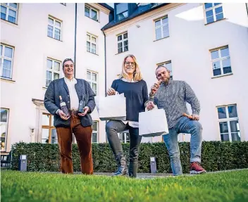  ??  ?? Tobias Ludowigs, Barbara Oxenfort und Florian Conzen (v.l.) von der Brasserie Stadthaus an der Mühlenstra­ße bereiten ein Oster-Menü zum Liefern vor.