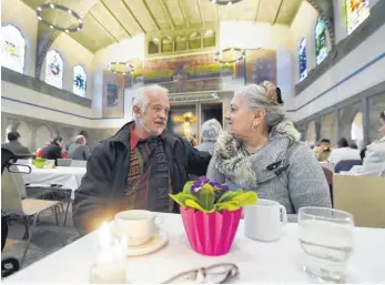  ?? FOTO: ANDREAS BRÜCKEN ?? Heinrich Jasienieck­i aus Neu-Ulm und Erika Ros aus Offenhause­n unterhalte­n sich bei Kaffee und Tee in der Vesperkirc­he. Die beiden gehen oft zum Mittagesse­n dorthin.