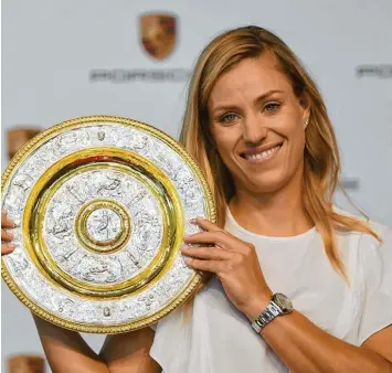  ?? Foto:Marijan Murat, dpa ?? Dieser Präsentier­teller für Rosenwasse­r wird künftig gut sichtbar im Wohnzimmer von Angelique Kerber stehen. Er zeichnet sie als Gewinnerin des wichtigste­n Tennisturn­iers der Welt aus.