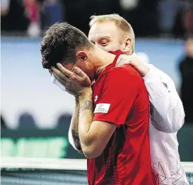  ??  ?? Tränen der Erleichter­ung bei Österreich­s Davis-Cup-Held Dennis Novak – Kapitän Stefan Koubek leistete „Beistand“.