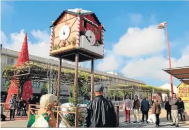  ??  ?? Vista de la céntrica plaza junto al Mercado de Abastos con el reloj cuco en primer plano.