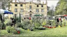  ?? ?? Les exposants en extérieurs dans la cour ouest du château .