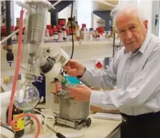  ?? (Judy Siegel-Itzkovich) ?? PROFESSOR RAPHAEL MECHOULAM in his laboratory.