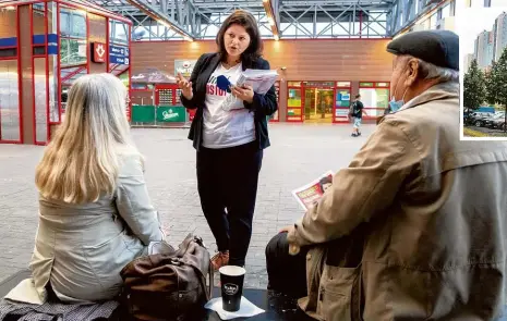  ?? Foto: Michal Růžička, MAFRA ?? Přesvědčit voliče Ministryně Maláčová začala den debatování­m s lidmi u metra, odpoledne bojovala s deštěm.