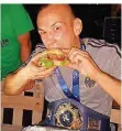  ??  ?? FOTO: ZIMMERMANN/DPA Ringer Frank Stäbler verschling­t nach seinem WM-Triumph von Paris einen Cheeseburg­er.