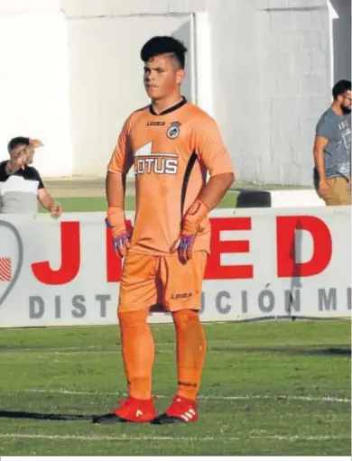  ??  ?? Manu Caro sigue el desarrollo del juego durante el partido de ayer.