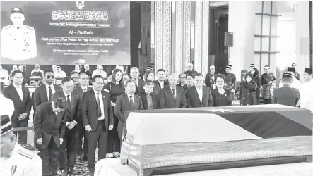  ?? — Gambar Penerangan ?? PERGINYA BAPA PEMODENAN SARAWAK: Timbalan Premier Sarawak Datuk Amar Dr Sim Kui Hian bersama-sama rakan daripada SUPP memberi penghormat­an terakhir.