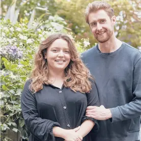  ?? ANDY HASLAM/THE NEW YORK TIMES ?? Skylor Bee-Latty and her boyfriend, Alex Camp, outside the Manchester, England, property where they were quarantine­d.