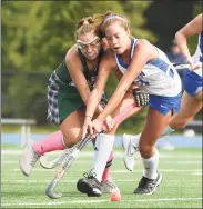  ?? Dave Stewart / Hearst Connecticu­t Media ?? Darien’s Raina Johns, right, and Guilford’s Maddie Epke battle for the ball on Saturday.