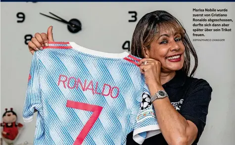  ?? 20MIN/MARCO ZANGGER ?? Marisa Nobile wurde zuerst von Cristiano Ronaldo abgeschoss­en, durfte sich dann aber später über sein Trikot freuen.