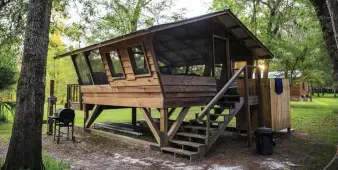  ?? TNS PHOTOS ?? BREEZY STAY: The BirdHouse is an open-air lodging option at the Suwannee Cabin Sanctuary in Dixie County, Fla. Below, comfy chairs and ceiling fans await guests.