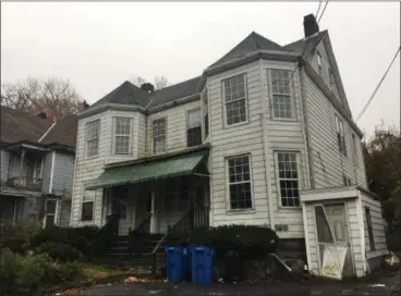  ?? TANIA BARRICKLO — DAILY FREEMAN ?? The foreclosed piece of property at 108-110 Henry St. in Midtown Kingston, N.Y., on Friday.