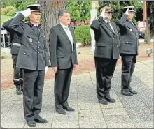  ??  ?? Le colonel Vergé, Christian Astruc, le préfet Pierre Besnard et le lieutenant-colonel Max Roux pendant le salut au drapeau