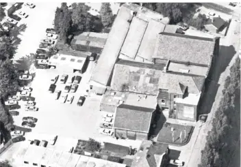  ?? FOTOS: KHS-GRUPPE ?? Blick zurück: So sahen die Kisters-Hüttenwerk­e Kleve in den 60er Jahren aus. 2003 wurde das Unternehme­n auf die KHS GmbH übertragen. Heute stehen an der Boschstraß­e moderne Produktion­shallen.