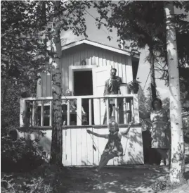  ?? FOTO: HELSINGFOR­S STADSMUSEU­M ?? Ett barn gungar på Stenudden 1960. Nu är stugan byggd av trä.