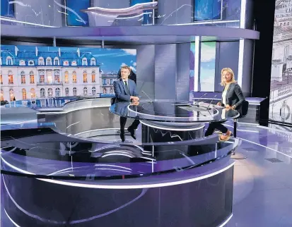  ?? Foto: APA / Ludovic Martin ?? Für TV-Konfrontat­ionen wie jene zwischen Emmanuel Macron und Marine Le Pen soll das französisc­he Publikum künftig keine Gebühr mehr zahlen. Das Geld soll aus dem Staatshaus­halt kommen.