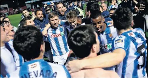  ??  ?? La plantilla txuri-urdin celebra en un corro el pase a la final el pasado miércoles por la noche tras fulminar al Mirandés.