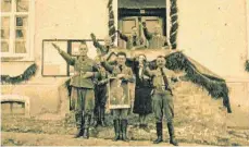  ?? FOTO: PRIVAT ?? Nazis auf dem Dorf: Diese historisch­e Aufnahme zeigt Bodnegger Parteigröß­en. Datum der Fotografie: unbekannt.