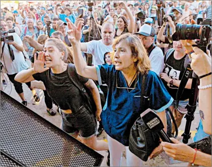  ?? Foto Afp ?? ▲ Simpatizan­tes de la vicepresid­enta argentina,
Cristina Fernández de Kirchner, repudiaron ayer el fallo contra la ex mandataria afuera del tribunal ubicado en la calle de Comodoro PY, en Buenos Aires.