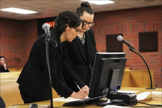  ?? PAT EATON-ROBB — THE ASSOCIATED PRESS ?? University of Connecticu­t law professor Jessica Rubin, left, and law student Taylor Hansen prepare to present arguments as animal advocates in a dog fighting case on in Superior Court in Hartford, Conn.